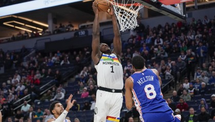  爱德华兹暴扣盛宴森林狼主场大胜开拓者