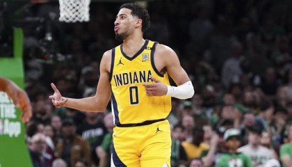  哈利伯顿妙传不断步行者爆冷胜雄鹿